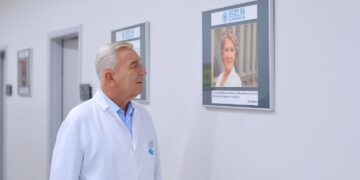 Prof. Jerzy Szaflik wraz z wypowiedzią Ireny Santor w ramach akcji "Oczy są najważniejsze"