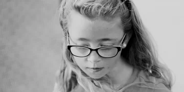 Rozwinięcie u dziecka krótkowzroczności powoduje nie tylko osłabione widzenie i konieczność korekcji okularowej, ale niesie ze sobą ryzyko rozwoju niektórych chorób oczu.