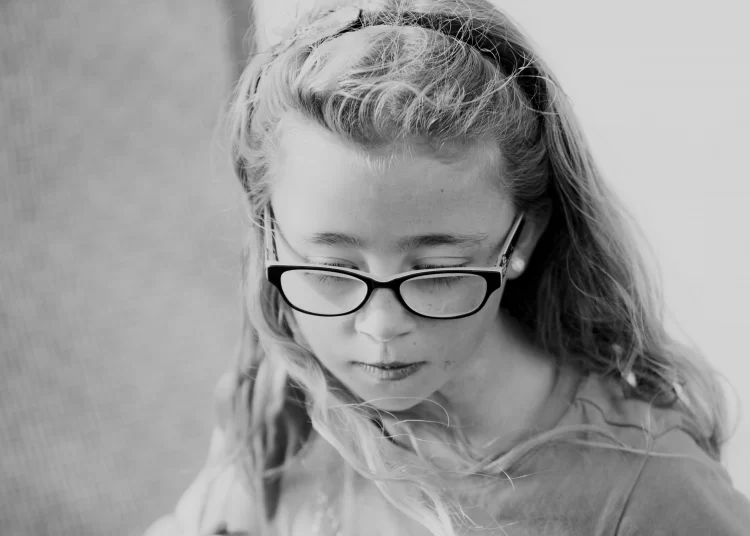 Rozwinięcie u dziecka krótkowzroczności powoduje nie tylko osłabione widzenie i konieczność korekcji okularowej, ale niesie ze sobą ryzyko rozwoju niektórych chorób oczu.