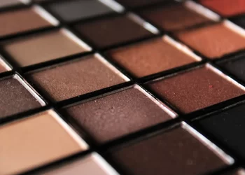 Cienie w kolorze brązowym mogą nas uczulić, ponieważ często zawierają nikiel, na który alergię ma aż 17% dorosłej populacji.