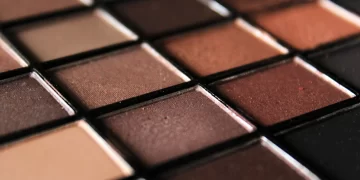 Cienie w kolorze brązowym mogą nas uczulić, ponieważ często zawierają nikiel, na który alergię ma aż 17% dorosłej populacji.