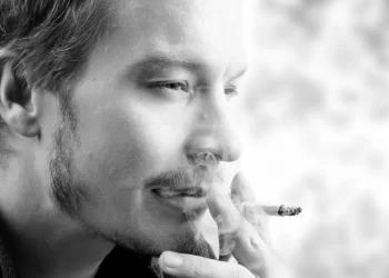 Palacze cierpią na AMD nawet 6 razy częściej, a prawdopodobieństwo rozwoju zaawansowanej (mokrej, wysiękowej) postaci choroby jest u nich nawet 10 razy większe.