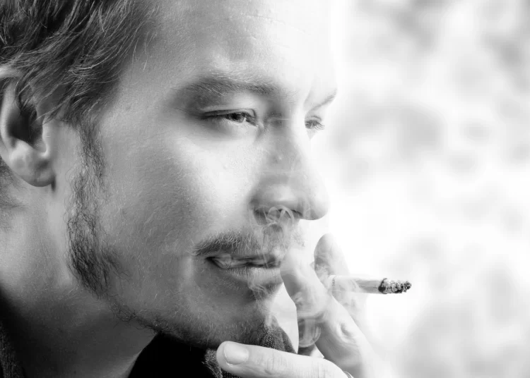 Palacze cierpią na AMD nawet 6 razy częściej, a prawdopodobieństwo rozwoju zaawansowanej (mokrej, wysiękowej) postaci choroby jest u nich nawet 10 razy większe.