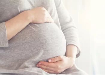 Krótkowzroczność i nadwzroczność, niezależnie od wielkości wady, same w sobie nie stanowią przeciwwskazania do porodu naturalnego.